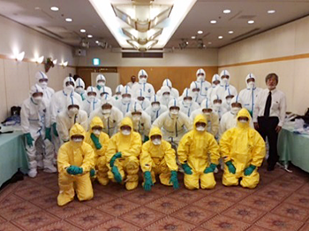 防護服を着用した感染症予防衛生隊の画像